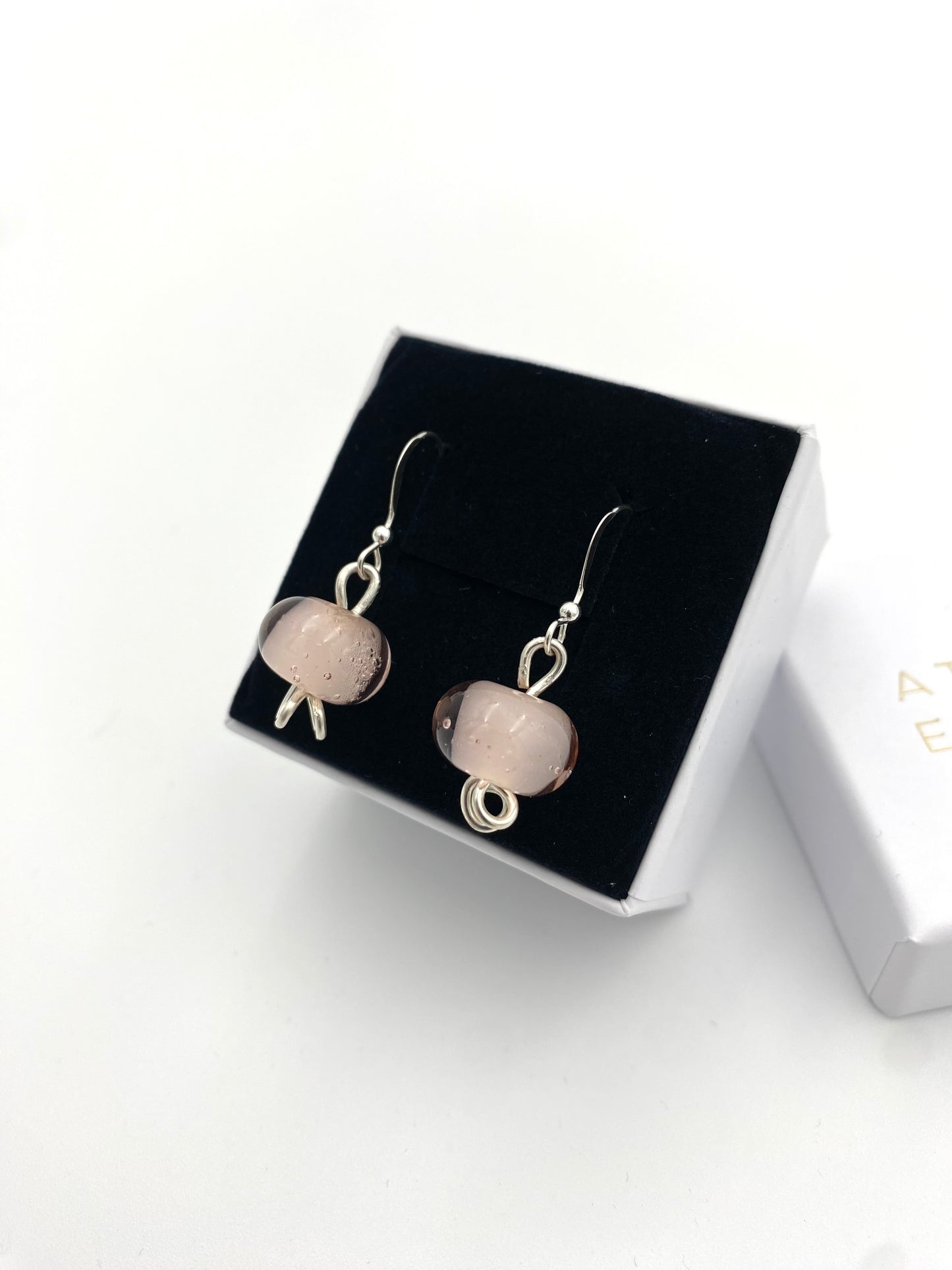 Örhängen i 925 silver med lampworkpärlor.