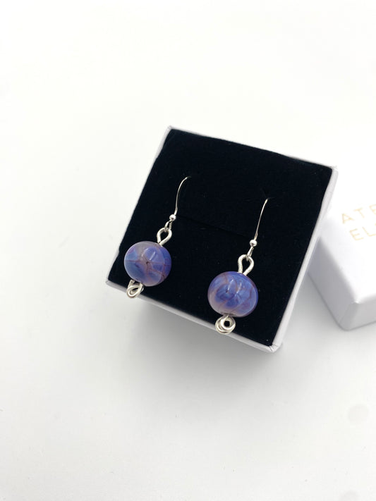 Örhängen i 925 silver med lampworkpärlor.