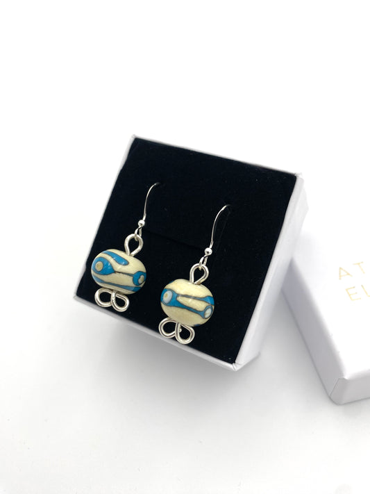 Örhängen i 925 silver med lampworkpärlor.