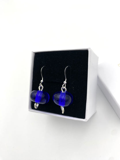 Örhängen i 925 silver och lampworkpärlor.