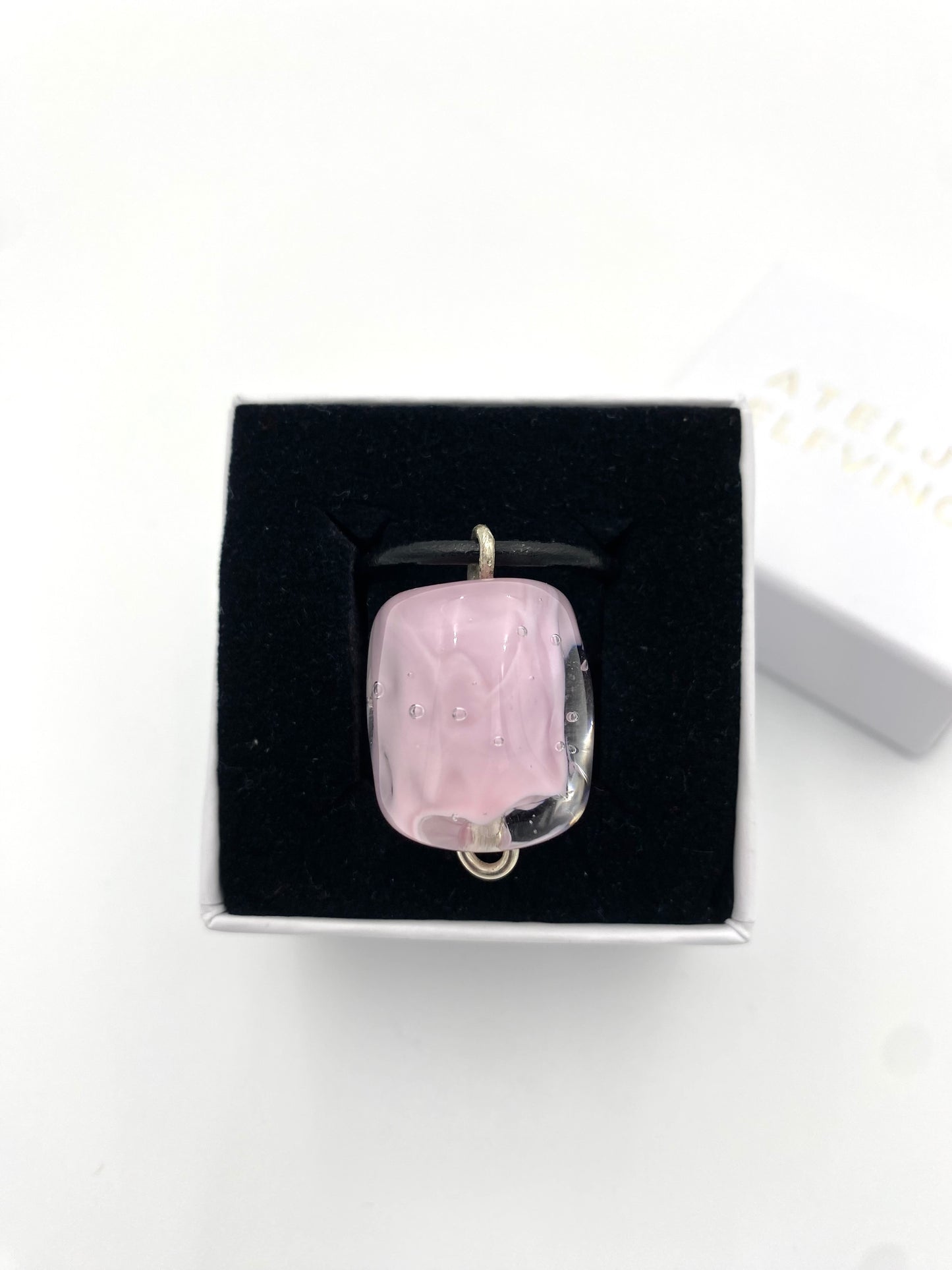 Halsband silver och lampworkpärla.