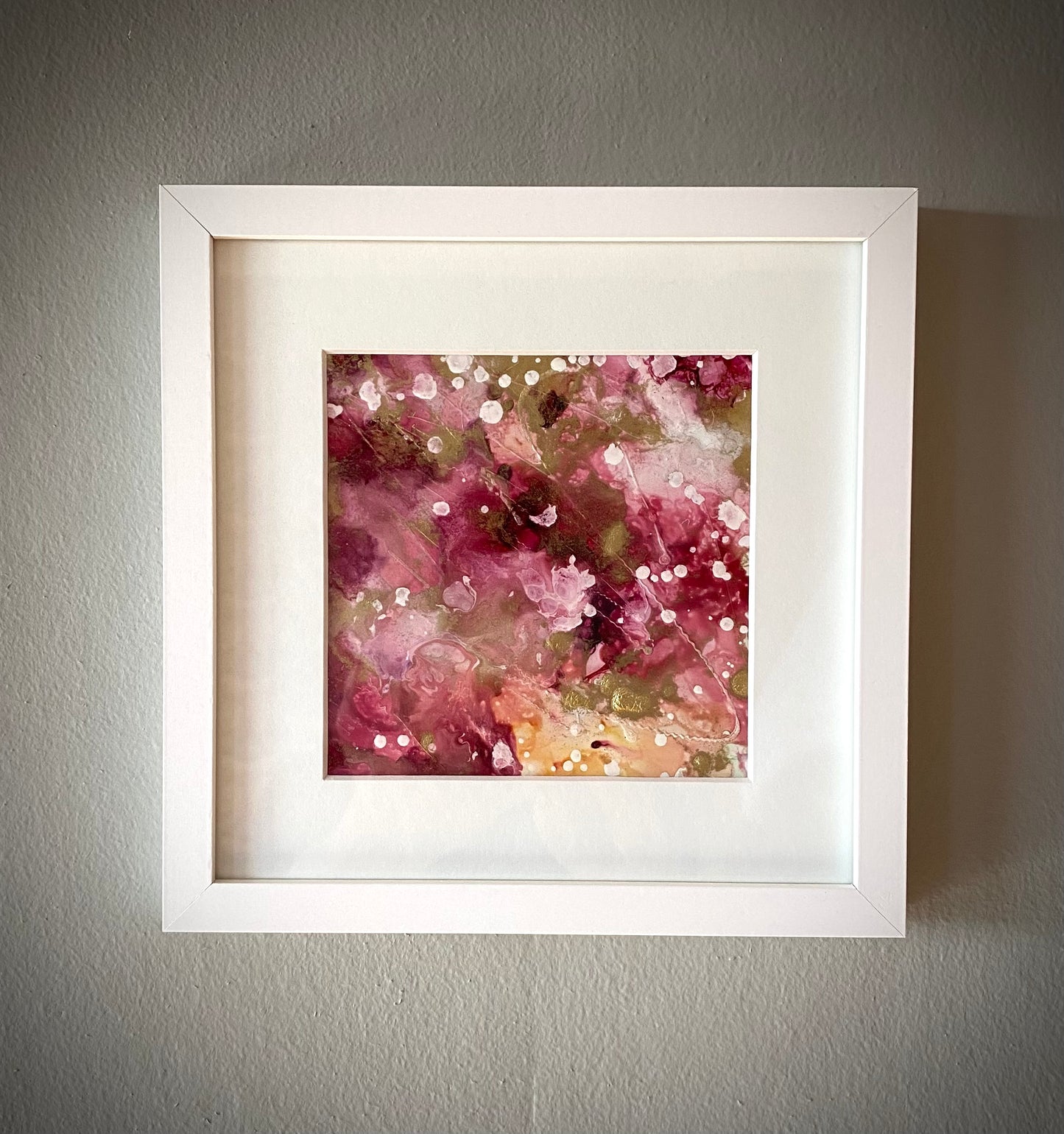 Tavla i alkoholbläck. Vit ram 20x20 cm. Målningen med passepartout 11.5x11.5 cm.