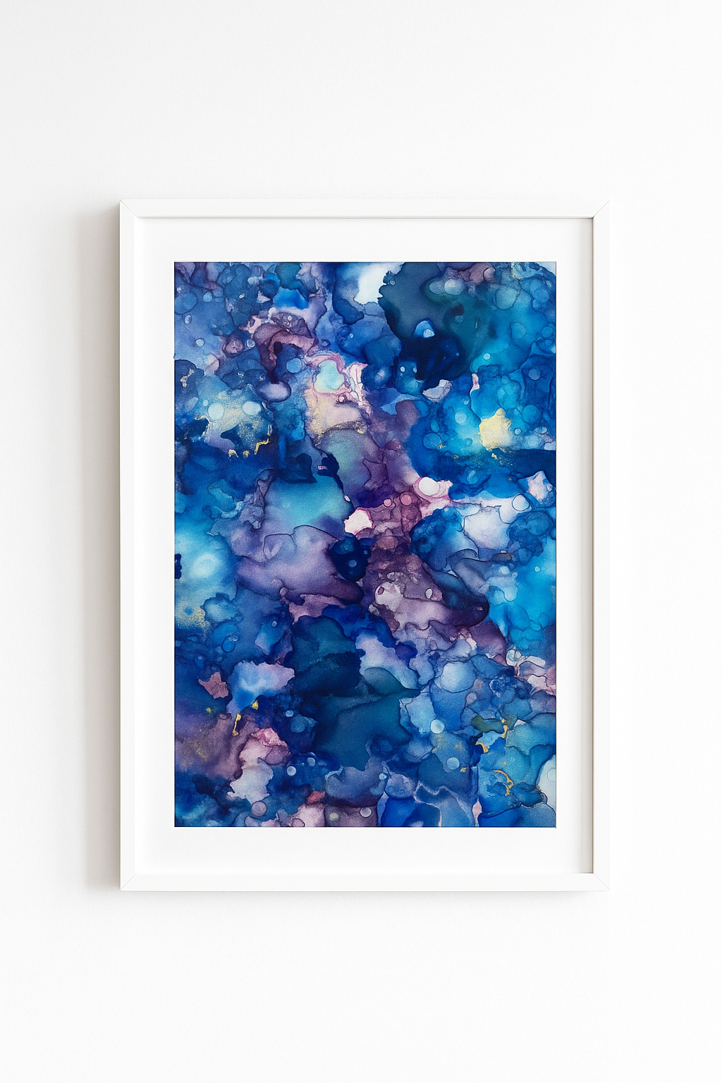 Tavla i alkoholbläck. Vit djup ram 23x18 cm. Målningen med passepartout 14x10 cm.